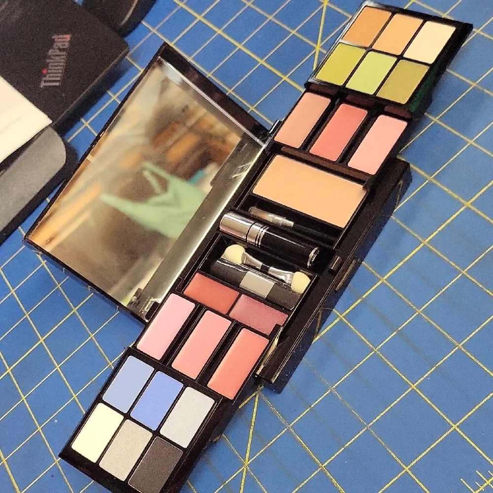 Malibu Glitz Multi-Color Makeup Palette Case New In Box